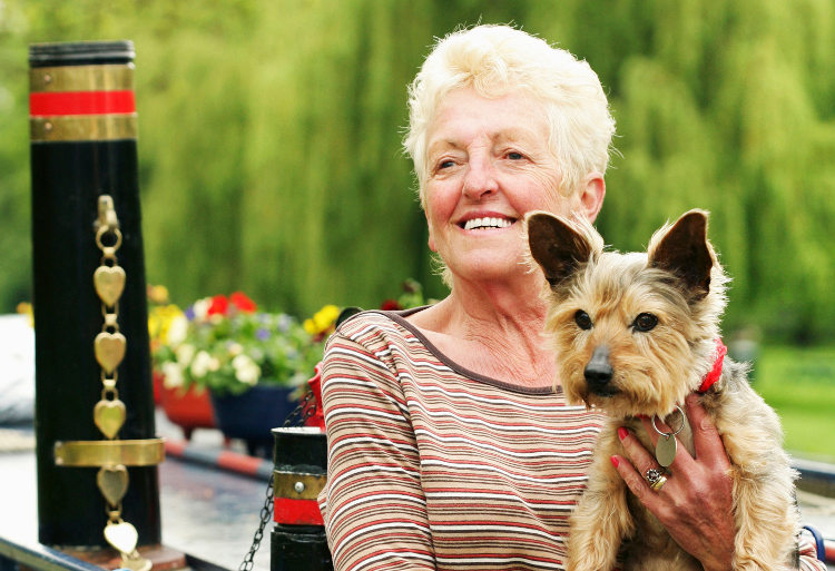 the ways pets help those in assisted living care